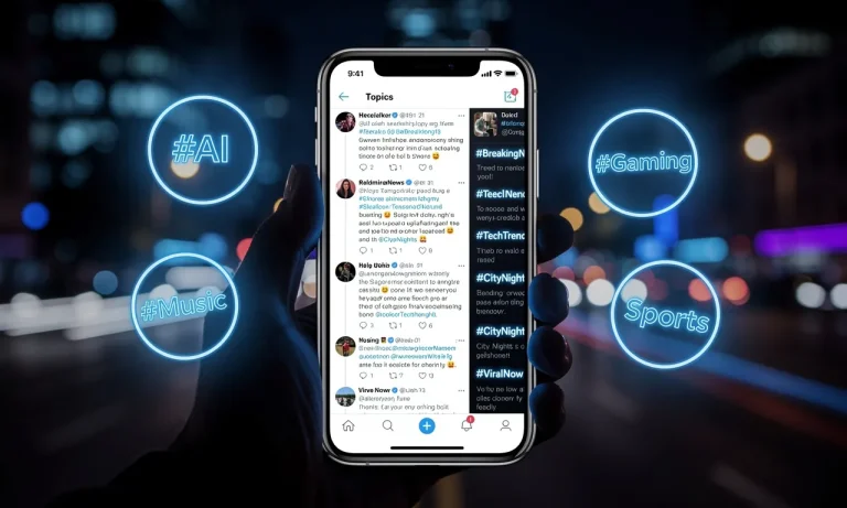 Un smartphone affiche un fil Twitter animé avec des hashtags et des nuages de sujets lumineux sur un fond urbain sombre et nocturne.