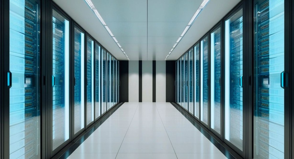 Rangees de baies de serveurs eclairees en bleu dans un data center