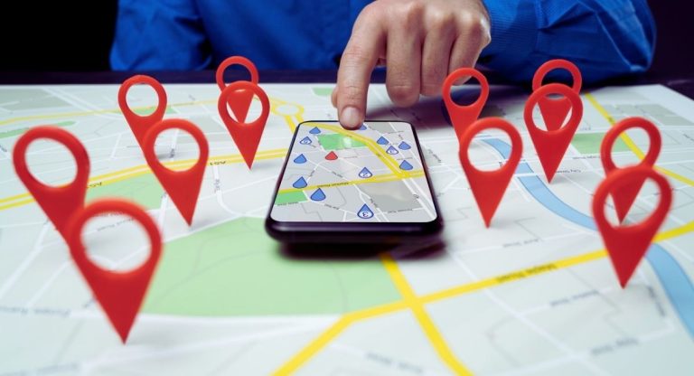 Epingles de localisation autour d un smartphone affichant une carte