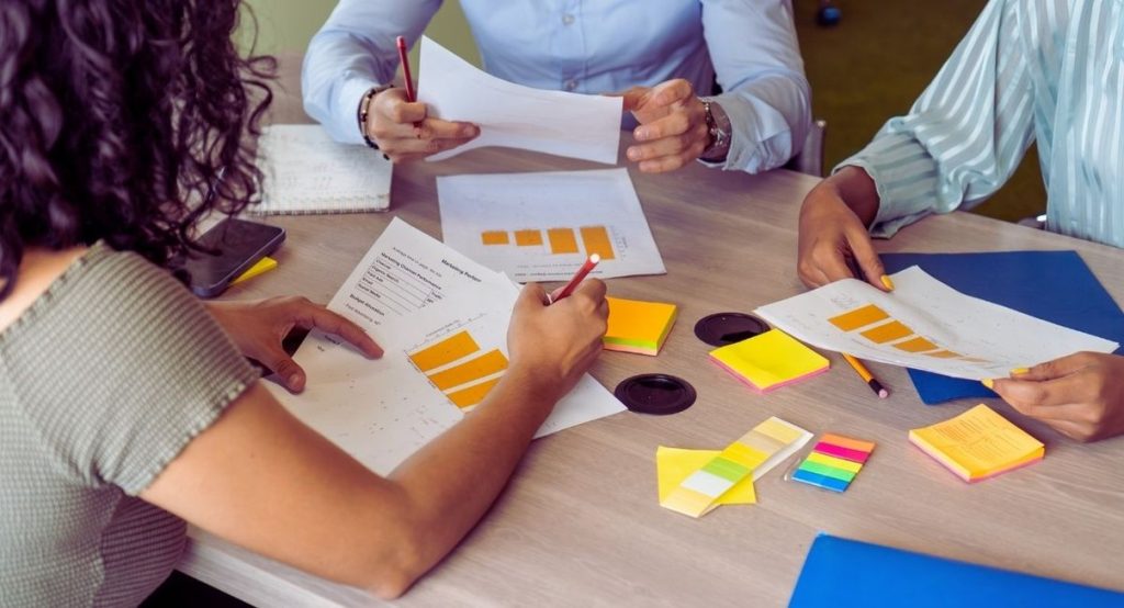 Equipe travaillant sur des graphiques et donnees marketing