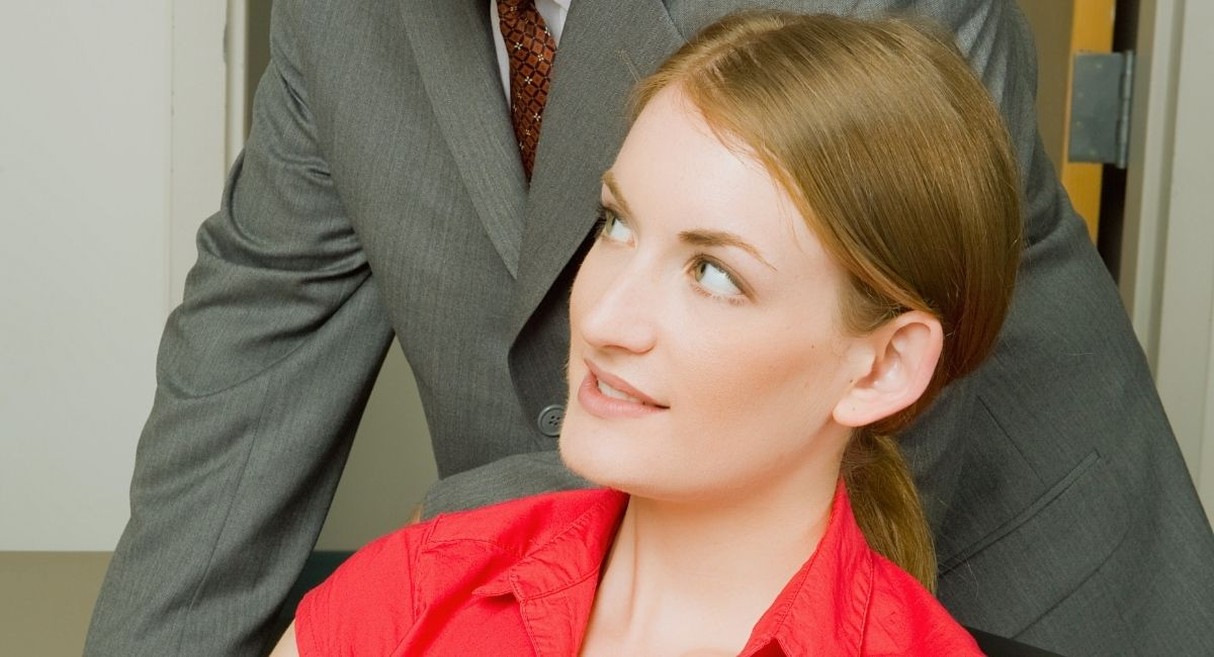 Employee se retournant vers son manager derriere elle