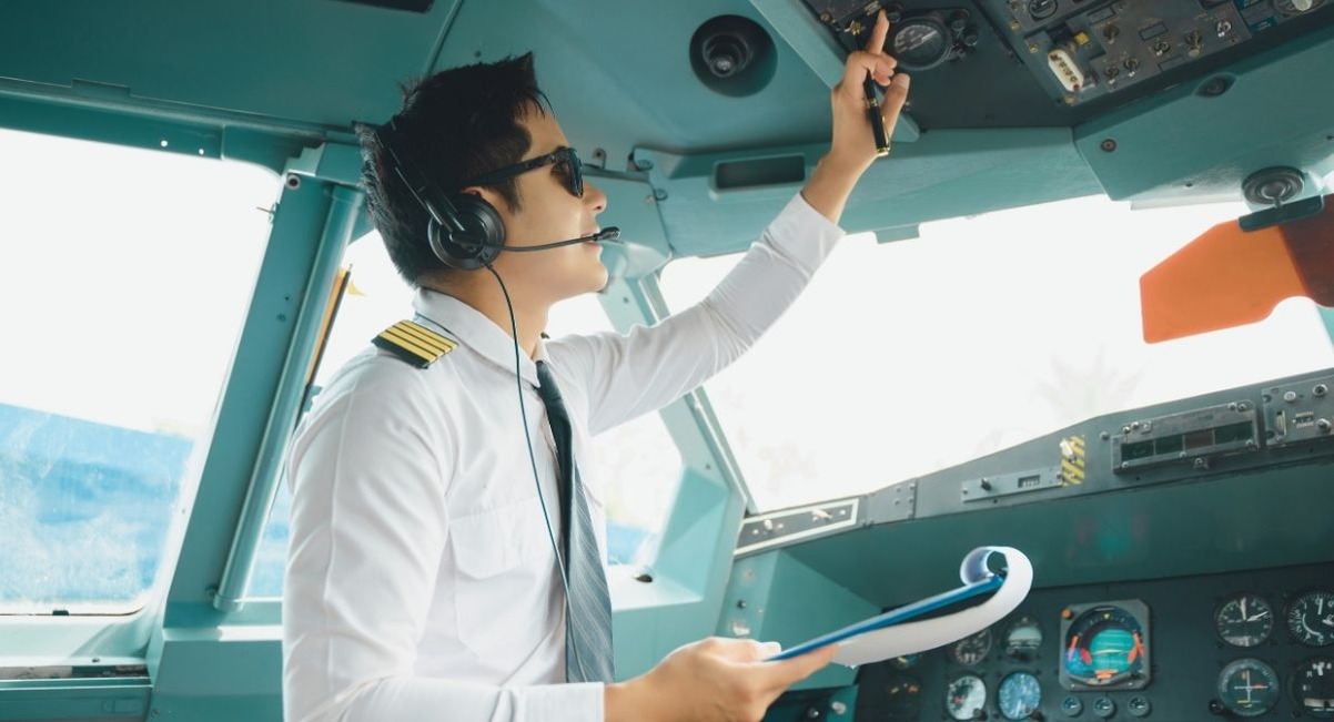 Pilote en uniforme verifiant les instruments dans le cockpit