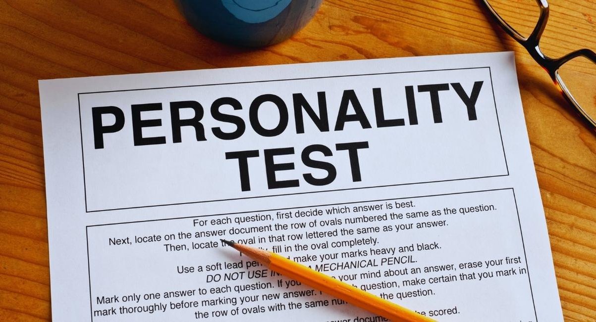 Questionnaire de test de personnalite pose sur un bureau