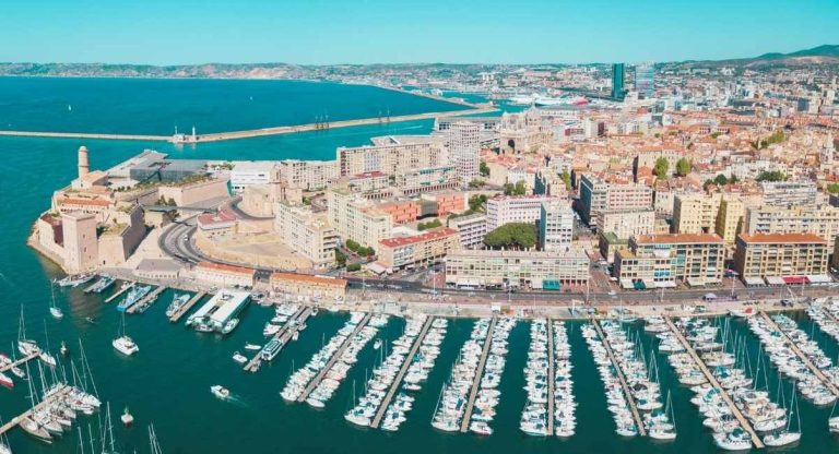 Vieux Port de Marseille avec bateaux et front de mer